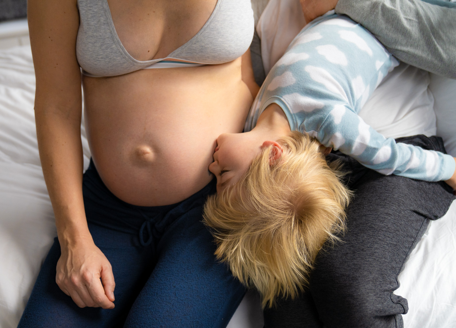 Toddler kissing pregnant belly | Visual Storytelling Photographer