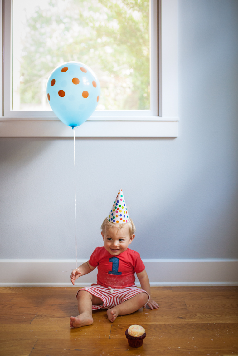 Baby holding birthday ballon | Kids Lifestyle Photographer