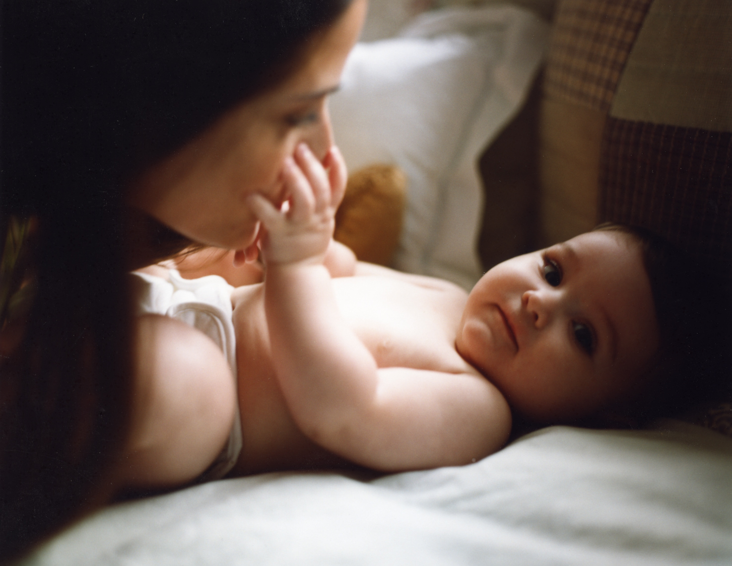 Mom and calm baby interacting | Visual Storytelling Photographer