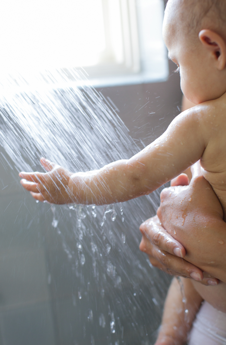 Baby in shower | Kids Lifestyle Photographer