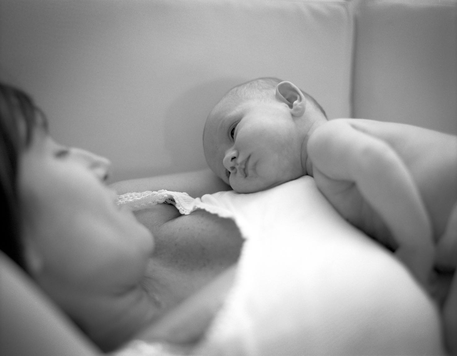 Intimate mom and baby | Visual Storytelling Photographer