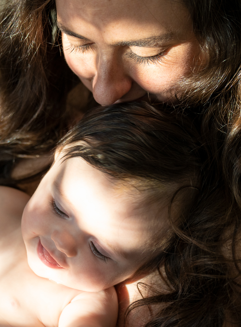 Mom and baby in sunlight | Visual Storytelling Photographer