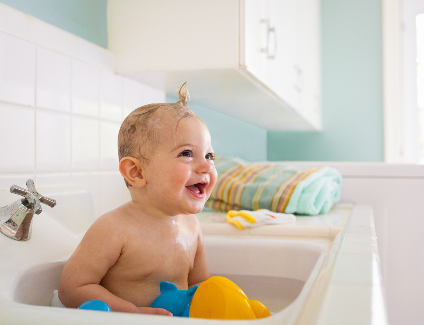 Exuberant baby bath | Kids Lifestyle Photographer