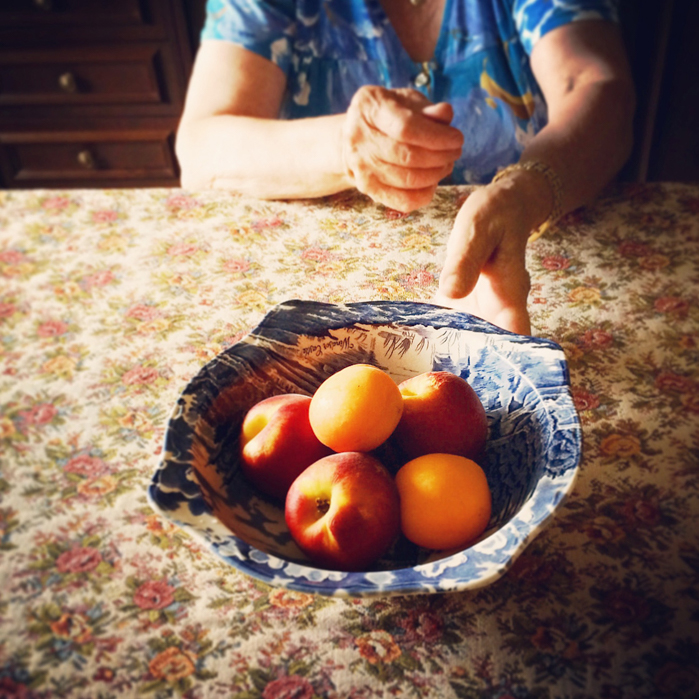  Italian woman serving peaches | Visual Storytelling Photographer